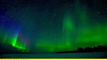 Bei idealen Wetterbedingungen hat man vielleicht das Glück die Aurora Borealis über dem gefrorenen Inari-See zu bestaunen. | Bild: NDR/Florianfilm GmbH