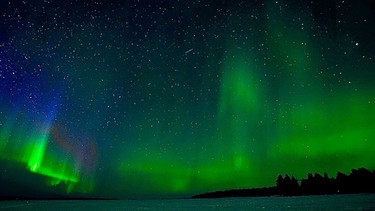 Bei idealen Wetterbedingungen hat man vielleicht das Glück die Aurora Borealis über dem gefrorenen Inari-See zu bestaunen. | Bild: NDR/Florianfilm GmbH