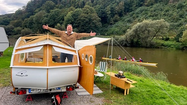 Um herauszufinden ob ein kleiner Stellplatz oder ein großer Campingplatz mehr Spaß macht, besuchen Friso Richter (im BIld) und Lukas Lowack den Campingplatz Bad Karlshafen an der Weser und den kleinen Campingplatz Wetzlar an der Lahn. | Bild: HR/Lukas Lowack