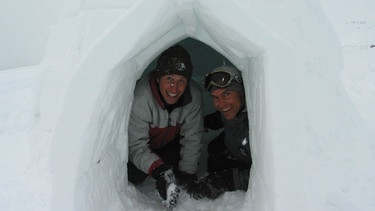 Mit Andi testet Willi (links) ein Iglu, in dem man im Schnee und Eis überleben kann. | Bild: BR/megaherz gmbh