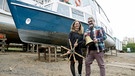 Eva und Sebastian Gehrlein vor ihrem Wohnschiff „Grafenwerth“. | Bild: HR/Uli Pförtner