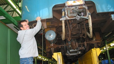 Willi Weitzel in Fröttmanning in der U-Bahn-Reparaturwerkstatt. Hier werden die Züge repariert und gewartet. | Bild: BR/megaherz gmbh