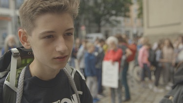 Wir treffen den 14-jährigen Autisten Jason. Wie Greta demonstriert er jeden Freitag für den Klimaschutz. Er schreibt gerade an einem Buch über den Urknall. In der Freizeit tourt er mit seinem Vater durch die Fußballstadien Europas. | Bild: BR/MDR