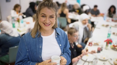 Ina Jäckel besucht das Frauencafé im „Kaiser 19“. | Bild: NDR/Sven Wettengel