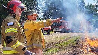 Dr. Alexander Held vom European Forest Institute (r.) bei einer Waldbrandübung in Polen. Hier lernen Feuerwehren aus ganz Europa Strategien im Umgang mit Vegetationsbränden. | Bild: SWR/Stephanie Krüger