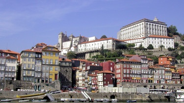 Stadttotale vom Fluss Douro aus, mit dem dominierenden Bischofssitz rechts oben. | Bild: BR/SWR/Kreisel