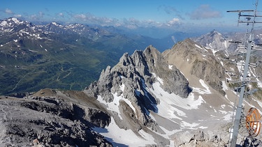 Ein Sprichwort besagt: Reisende soll man nicht aufhalten. Doch in St. Anton am Arlberg scheint diese Redewendung das Gegenteil zu beweisen. Hier haben Reisende seit je her freiwillig angehalten. Vielleicht ist es der ursprüngliche Charme oder die gigantische Bergwelt, die die Menschen aus aller Welt anziehen. Vielleicht auch beides. | Bild: ORF/Toni Silberberger