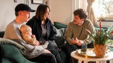 Reporter Frank Seibert (rechts) bei Kim und ihrer Familie. | Bild: MDR/HR/Bilderfest GmbH