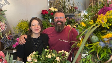 Der selbständige Florist Marcus Klinke ist seit seiner Geburt gehörlos. Die Kommunikationsassistentin Sarah Schwarz unterstützt ihn nach Bedarf, zum Beispiel bei Kundentelefonaten. | Bild: MDR/Mia Media/Franziska Kruse