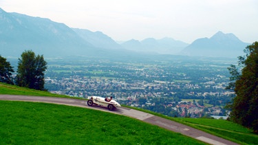 Abenteuerliche Geschichten wie die der Zahnradbahn auf den Festungsberg rücken ebenso ins Bild wie die der Serpentinenstraße auf den Gaisberg 1928. Der erste Straßenbau der rein touristischen Zwecken diente und ab 1929 auch als legendäre Rennstrecke. Ernst Piech ist sie mit seinem Oldtimer für uns noch einmal gefahren. Im Bild: Ernst Piech im Torpedo. | Bild: ORF