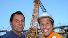 Willi mit dem Monteur Jörgi Lungwitz auf der Baustelle in Oberschleißheim. | Bild: BR/megaherz gmbh/