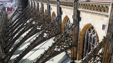 Um die Langhauswände zu stützen, die durch das Gewicht des Daches nach außen gedrückt werden, entwickelt die Gotik das Prinzip der äußeren, stützenden Strebebögen. Beim Ulmer Münster ist es eine Besonderheit, dass der Grundbau über 450 Jahre ohne solche Druckableitungen auskam, ohne einzustürzen. Erst in der zweiten Hälfte des 19. Jahrhunderts erfolgte in Ulm die dringend notwendige "Nachrüstung" mit solchen Strebebögen, die dem gotischen Stil nachempfunden wurden. | Bild: SWR