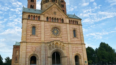 So romanisch sie auch aussehen mag: Die Westfassade des Speyerer Doms ist eine neo-romanische Zutat aus der Mitte des 19. Jahrhunderts, als der Bayernkönig Ludwig I. sich entschloss, den Dom zu "einem Denkmal der großen deutschen Geschichte" zu machen und die Fassade von Heinrich Hübsch komplett neu entwerfen ließ. | Bild: SWR