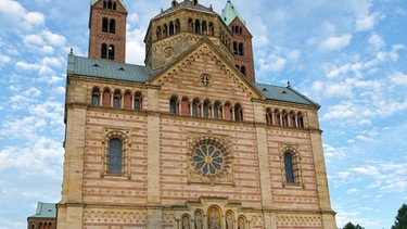 So romanisch sie auch aussehen mag: Die Westfassade des Speyerer Doms ist eine neo-romanische Zutat aus der Mitte des 19. Jahrhunderts, als der Bayernkönig Ludwig I. sich entschloss, den Dom zu "einem Denkmal der großen deutschen Geschichte" zu machen und die Fassade von Heinrich Hübsch komplett neu entwerfen ließ. | Bild: SWR