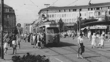 Kasseler Straßenbahn der Linie 1 auf dem Königsplatz in den fünfziger Jahren. | Bild: HR/Ulrich Fröhberg