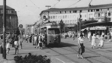 Kasseler Straßenbahn der Linie 1 auf dem Königsplatz in den fünfziger Jahren. | Bild: HR/Ulrich Fröhberg