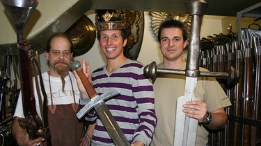 Willi (Mitte) mit Thomas und Dittmar in der Rüstkammer im Ausstattungsbetrieb der Bayerischen Staatsoper in München. | Bild: BR/megaherz gmbh