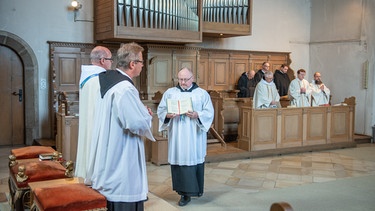 Mönche im Chorstuhl. | Bild: Kloster Plankstetten/Pater Josef Maria Böge