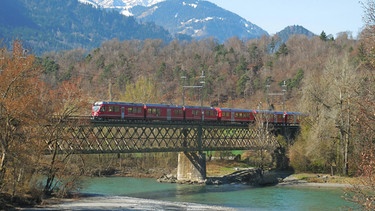 Glacierexpress bei Reichenau - am Zusammenfluss von Vorder- und Hinterrhein. | Bild: BR/SWR/Alexander Schweitzer