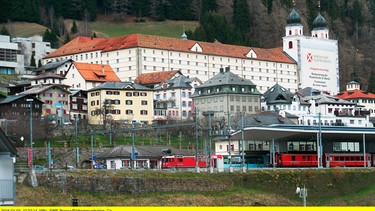 Kloster Disentis – im Vordergrund der Bahnhof. | Bild: BR/SWR/Alexander Schweitzer