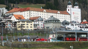 Kloster Disentis – im Vordergrund der Bahnhof. | Bild: BR/SWR/Alexander Schweitzer