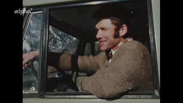 Das Dorf Schneizlreuth hat 1975 einen sehr beliebten Gemeindearbeiter, den Wastl Adi, hier zu sehen in seinem Unimog. | Bild: BR