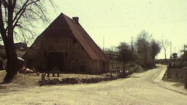 Beobachtungen auf einem Dorf in Ostholstein 1971: Am Sonntag ist die Straße leer. | Bild: RBB