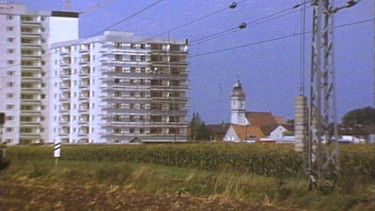 Unser Dorf soll hässlich werden - Filmemacher Dieter Wieland sucht 1975 die effektivsten Möglichkeiten, wie man aus einem schönen Dorf ein hässliches macht. Hier: ein Hochhaus als Blickfang. | Bild: BR