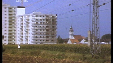 Unser Dorf soll hässlich werden - Filmemacher Dieter Wieland sucht 1975 die effektivsten Möglichkeiten, wie man aus einem schönen Dorf ein hässliches macht. Hier: ein Hochhaus als Blickfang. | Bild: BR