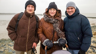 Reporter Frank Seibert (r.) bei Kim und ihrer Familie. | Bild: MDR/HR/Bilderfest GmbH