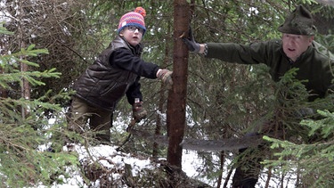 Eingeschlossen von Berggipfeln liegt Oppenberg in etwa tausend Meter Seehöhe am Gullingbach. Es ist einer der abgelegensten Orte in den steirischen Alpen. Weihnachten scheint hier etwas besonders Echtes zu haben: um Geschenke und das kommerzielle Rundherum ist es nie gegangen, dazu war der 200-Seelen-Ort auch immer zu arm. Dafür war es etwas Besonderes, den Christbaum selbst aus dem Wald zu holen und am Heiligen Abend bei Kerzenlicht in der Stille der Natur in sich hinein zu horchen. Im Bild: Fällen des Weihnachtsgrössing. | Bild: ORF/Wolfgang Niedermair