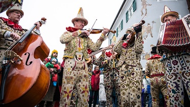 Rau, grob, still und zugleich voller Farben, voller Leben, voller Poesie - das ist der Winter im Ausseerland. In der Mitte Österreichs verdichten sich die winterlichen Bilder, die so charakteristisch für die Alpenrepublik sind. Tief verschneite Berglandschaften, vereiste Seen. Wintersportler tummeln sich unter den Sonnenstrahlen. Im Bild: Flinserl im Fasching. | Bild: BR/ORF/RANfilm/Richard Mayr