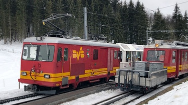 Am Col de Soud: BVB-Zug kreuzt „Müllzug“. Im Winter ist die Bahn das einzige Transportmittel nach oben. Auch die Müllcontainer werden mit der Bahn abtransportiert. | Bild: SWR/Alexander Schweitzer