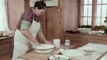 Schmankerlküche aus Südtirol 1975: Teig kneten im Gröberhof im Pustertal. | Bild: BR