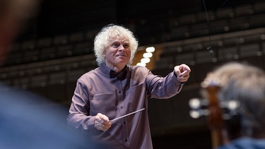 Probe im Gasteig HP8, Isarphilharmonie: Der Künstlerische Leiter des Symphonieorchesters des Bayerischen Rundfunks, Sir Simon Rattle. | Bild: BR/Astrid Ackermann