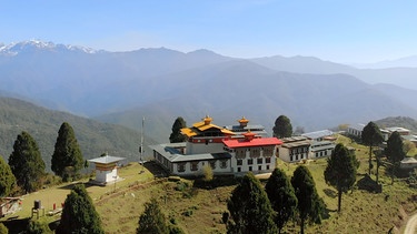 Ein Kloster auf einem Bergrücken im Punakha Tal. | Bild: NDR/Sonam Rinzi