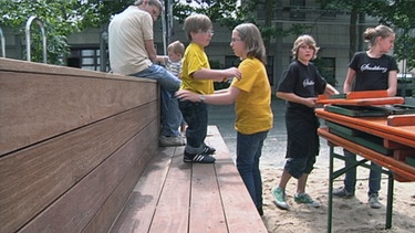 Tobias und Ann-Kathrin (beide mit gelbem T-Shirt) vor neun Jahren. Sie sind Zwillinge. Tobi ist kleinwüchsig und seine Zwillingsschwester Anni normalgroß. | Bild: HR