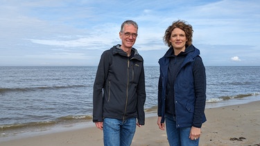 Prof. Dr. Jörn Behrens (Universität Hamburg) und Lena Ganschow im Wattenmeer. | Bild: BR/Christina Gantner