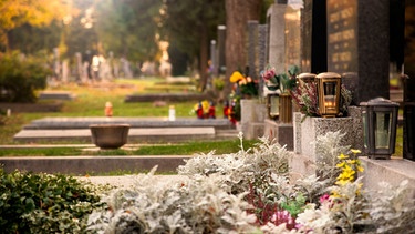 Grab auf einem Friedhof zu Allerheiligen. | Bild: stock.adobe.com/mario_vender