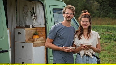 Melinda (r) und Dawid haben für ihr Leben im Van ihre Jobs und Wohnungen gekündigt. | Bild: WDR/Good Karma Productions/Marcel Lepel