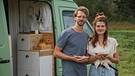 Melinda (r) und Dawid haben für ihr Leben im Van ihre Jobs und Wohnungen gekündigt. | Bild: WDR/Good Karma Productions/Marcel Lepel