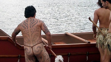 Eine Tradition der Maoris ist wieder gesellschaftsfähig: das Ganzkörpertatoo. | Bild: BR/Robert Hetkämper