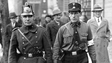 Die Reichstagswahl am 5. März 1933. Nationalsozialistische Hilfspolizei im Verein mit Schutzpolizei Beamten sorgen in den Straßen Berlins für Ruhe und Ordnung am Wahltag. | Bild: rbb/Bundesarchiv