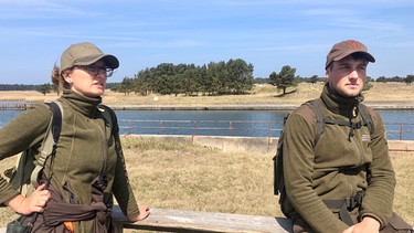 Sabrina Haufe und Tom Zornow; Ranger im Nationalpark Vorpommersche Boddenlandschaft. | Bild: NDR/Karsten Goepel