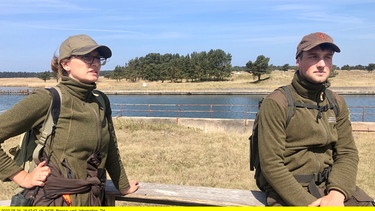 Sabrina Haufe und Tom Zornow; Ranger im Nationalpark Vorpommersche Boddenlandschaft. | Bild: NDR/Karsten Goepel