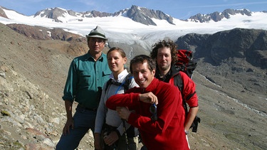 Am Rande des Vernagtferner Gletschers in den Ötztaler Alpen warten der Gletscherforscher Prof. Ludwig Braun und seine Assistenten Tini und Matthias auf Willi. | Bild: BR/megaherz gmbh