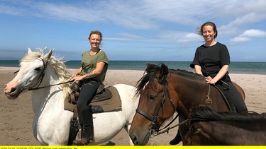 Vor einem Ausritt müssen Justine und Stephy (v.l.n.r.) ihre Pferde erst einfangen. Die Tiere leben im Sommer frei auf der Insel Miquelon-Langlade. | Bild: NDR/Florianfilm