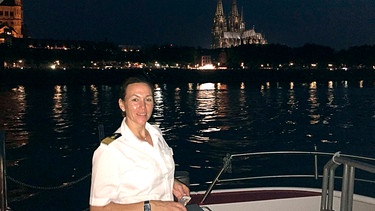 Am Ende eines langen Ausflugs auf dem Rhein: Bianca Rössler, Kapitänin und Chefin der Schifffahrtslinie Rössler im Rheingau. | Bild: HR/Bianka Rössler