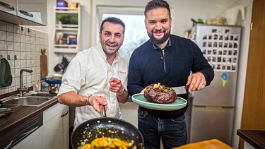 Spitzenkoch Ali Güngörmüs und Christian Berdi (re.). | Bild: HR/Boris Blumenthal