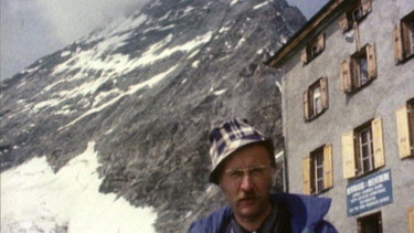 Filmemacher Dieter Ertel vor der Matterhornhütte, die als Basis für den Aufstieg zum höchsten Berg der Alpen dient - dem Matterhorn. | Bild: SWR